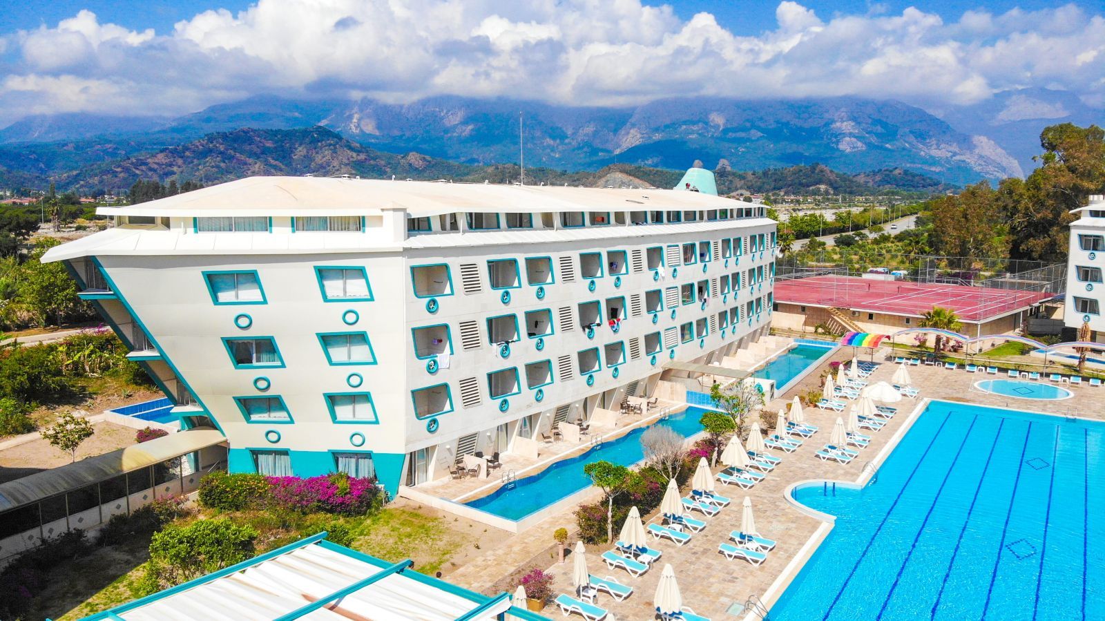 Kemer'de Aquaparklı Otel Arayan Aileler İçin En İyi Seçenek